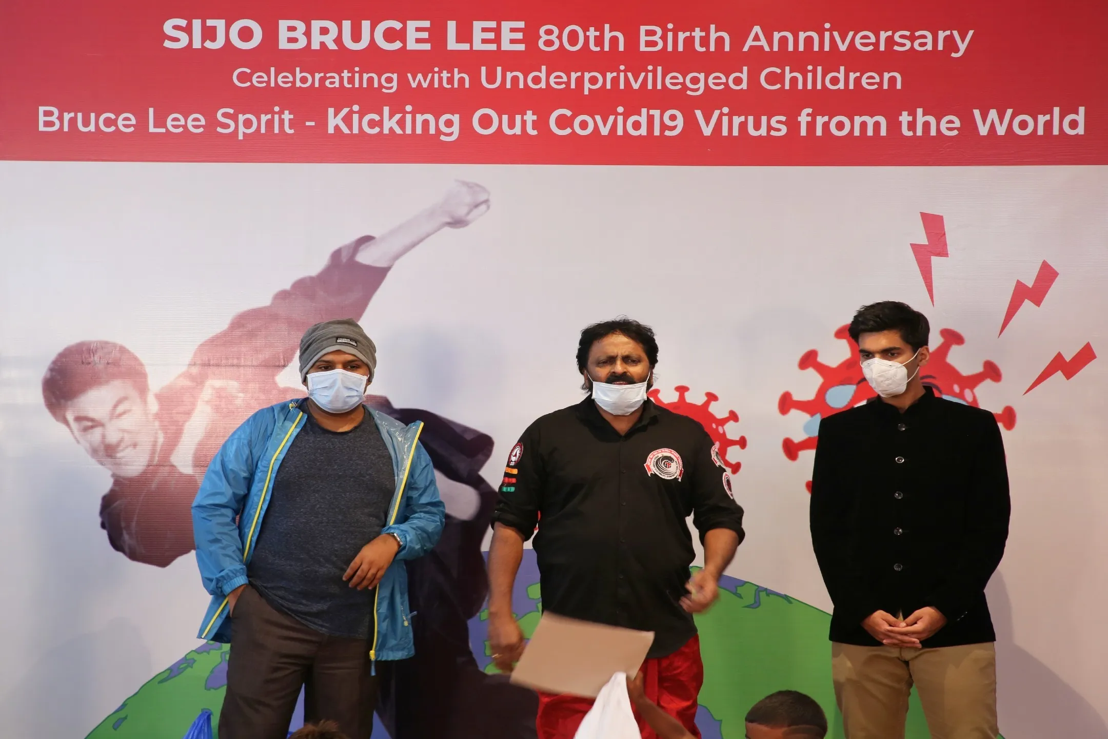 ब्रूस ली के 80 वें जन्मदिन पर चीता यज्ञेश ने ब्रूस ली स्प्रीट से करोना वायरस को दुनिया से बाहर भगाते हुए पोस्टर का विमोचन किया