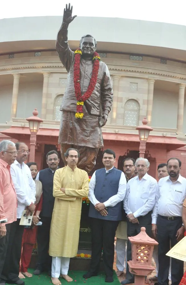 शिवसेना प्रमुख उद्धव ठाकरे के साथ महाराष्ट्र के मुख्यमंत्री देवेंद्र फडणवीस ने मुंबई में अटल स्मृति उद्यान का उद्घाटन किया