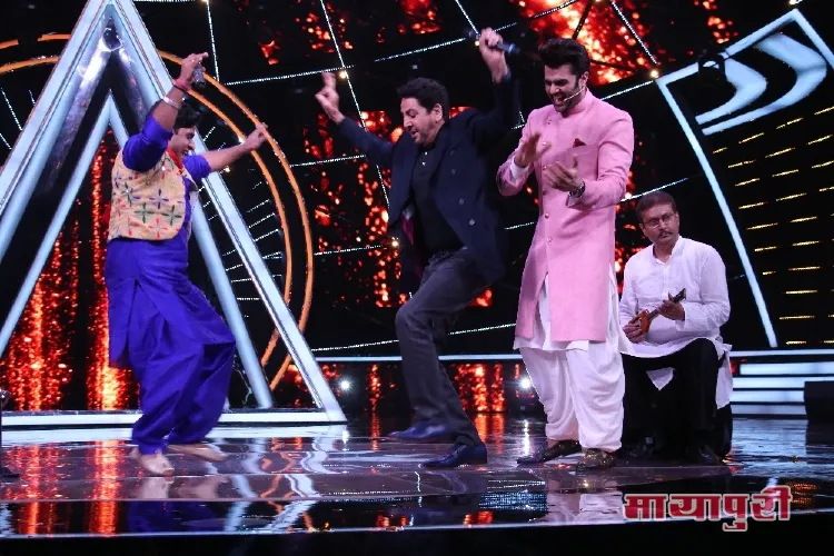 Contestant Nitin Kumar and Gurdas Maan having a Bhangra face-off