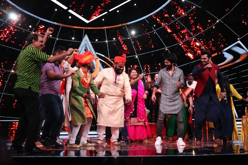 Shahid Kapoor dances with the team on Indian Idol 10