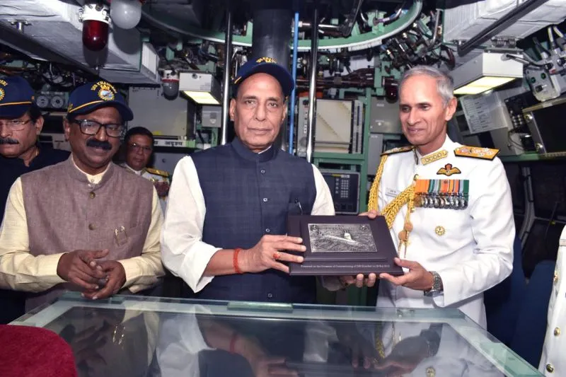 रक्षामंत्री राजनाथ सिंह ने किया INS विक्रमादित्य का दौरा, नेवी और कोस्ट गार्ड की तारीफ की