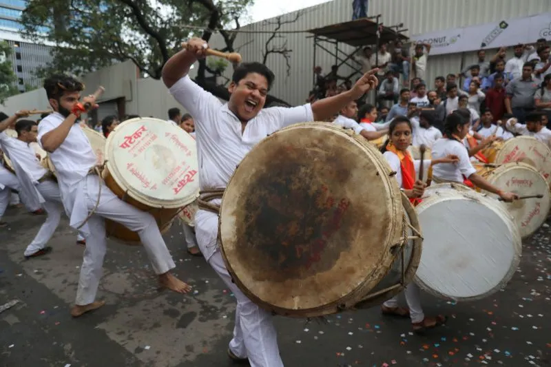 मुंबई में ढोल-नगाड़ों के साथ ‘कोकोनट चा राजा’ को भक्तों ने दी अंतिम विदाई