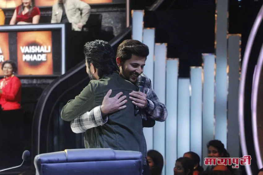 Darshan Raval sharing a hug with Judge Shekhar Ravjiani 