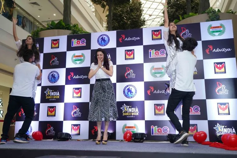 भाग्यश्री और संदीप सोपरकर ने इंडिया डांस वीक सीजन 6 ट्रॉफी का अनावरण किया