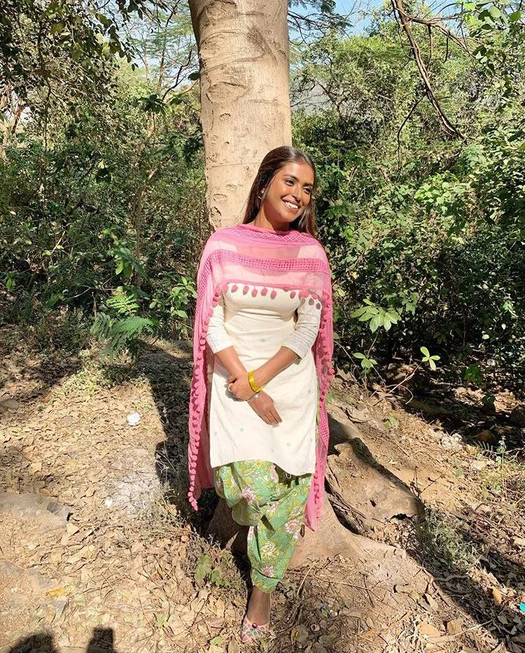 एक्ट्रेस पॉलमी दास इस क्वारेंटाइन टाइम में निखार रहीं अपनी पेंटिंग स्किल्स।