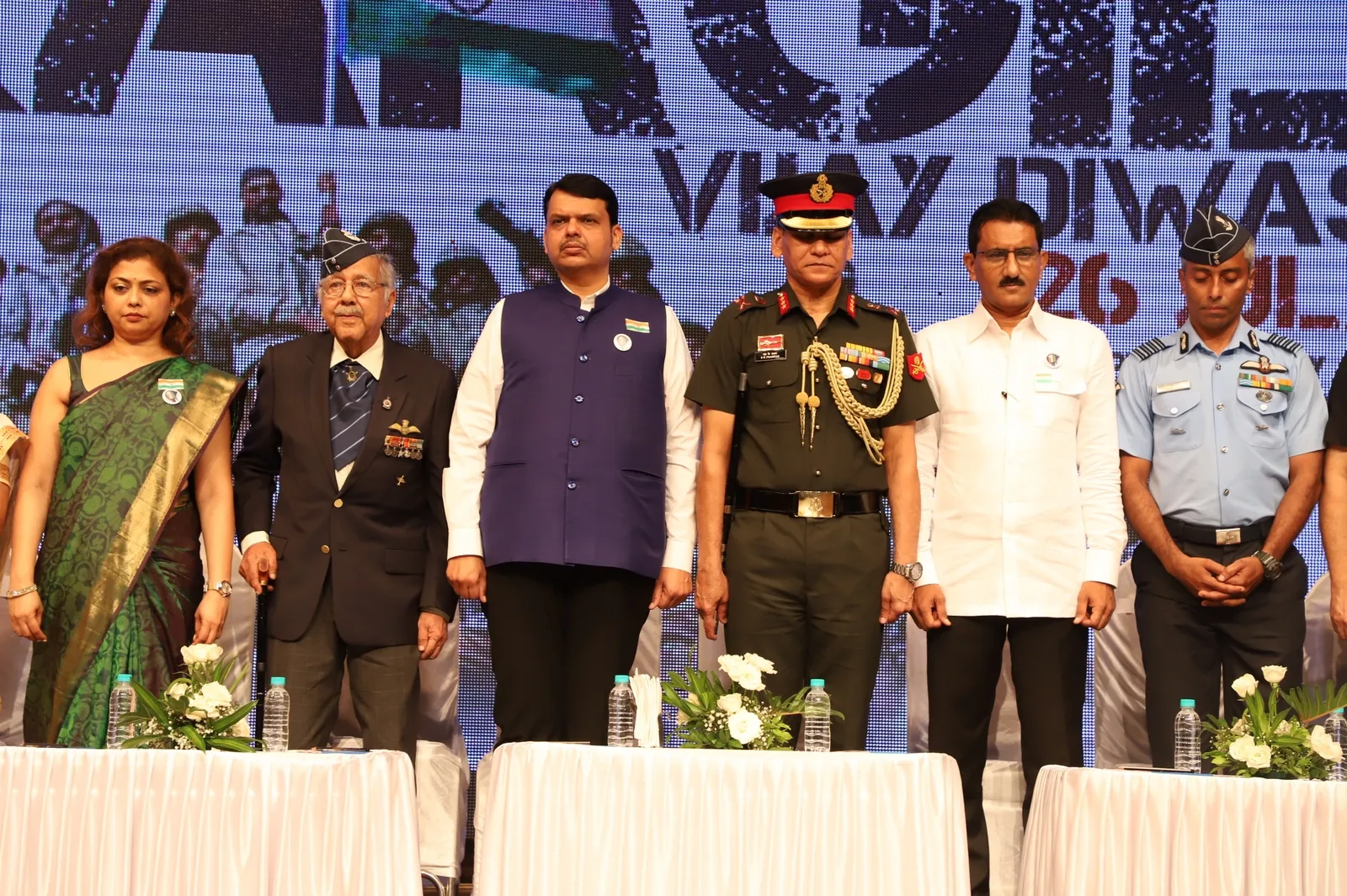 अथर्व फाउंडेशन का 20 वां कारगिल विजय दिवस मुख्यमंत्री देवेंद्र फडणवीस के हाथों वीर जवानों का सम्मान