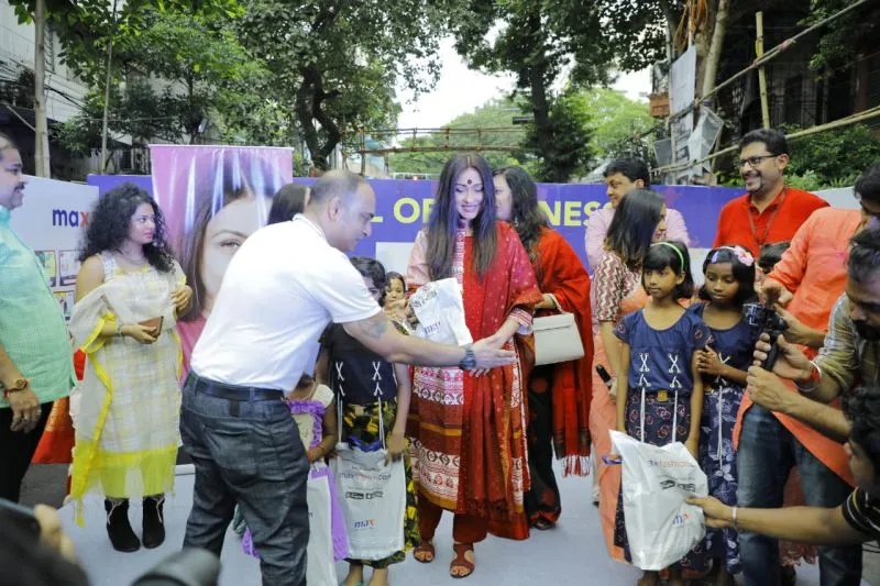 टीम ‘गुमनामी’ ने गरीब बच्चों की मदद के लिए मैक्स फैशन की ‘Wall of Kindness’