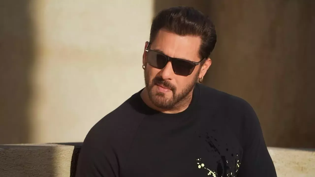 आखिर फायरिंग के 8 महीने बाद क्यों बढ़ाई Salman Khan के घर की सुरक्षा, क्या  होने वाला है कुछ बड़ा? | salman khan's security upgraded install  Bulletproof glass in balcony