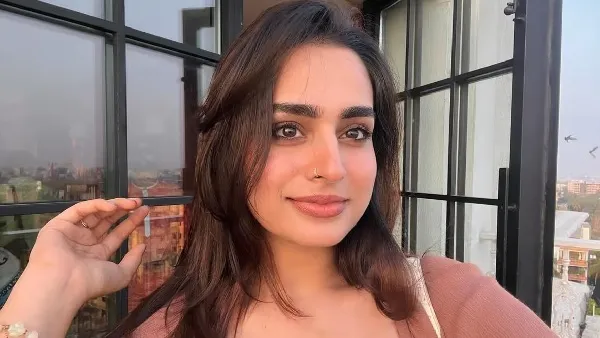Ayesha Khan fan come close to her, actress step back again and again -Hindi  Filmibeat