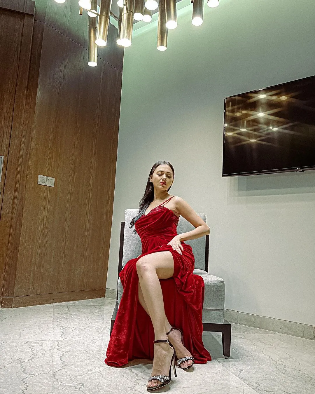 Tv Naagin aka Tejasswi Prakash crosses all limits in boldness shows her  hottest look in red velvet gown| Tejasswi Prakash Look: अब तक के सबसे बोल्ड  लुक में नजर आईं तेजस्वी प्रकाश,