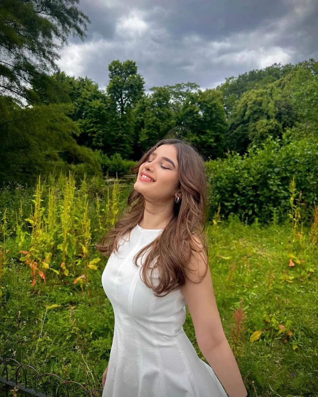 Raveena Tandon daughter Rasha Thadani most glamorous photos viral in white  mini dress see here | चेहरे पर स्माइल, अदाओं में स्टाइल...Raveena Tandon की  लाडली ने मिनी ड्रेस में बिखेरा फैशन का