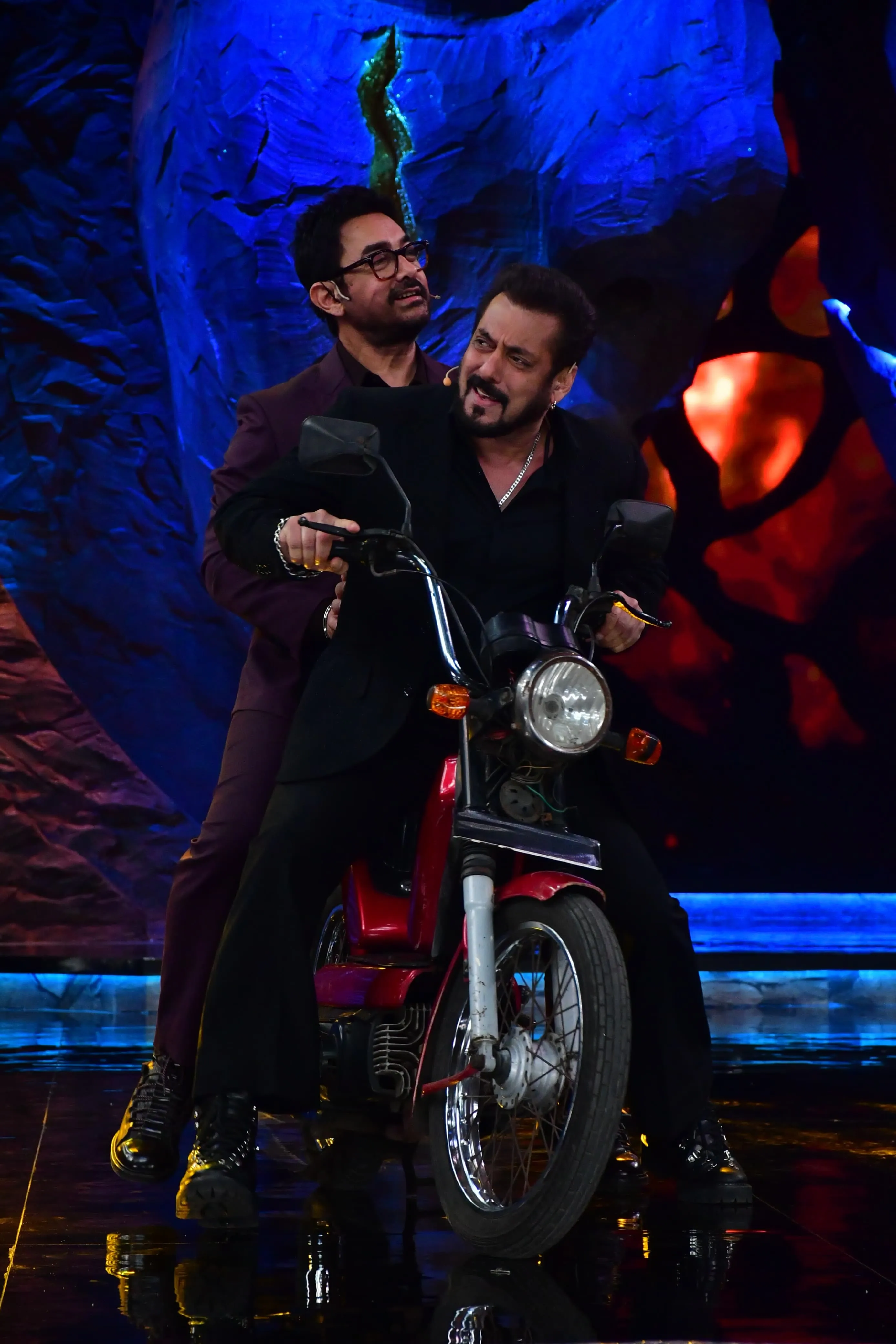 Bigg Boss 18 Finale से सलमान-आमिर की 8 PHOTOS, देखकर याद आ रही 'अंदाज़ अपना  अपना' - aamir khan salman khan recreates andaz apna apna at bigg boss 18  set see photos -