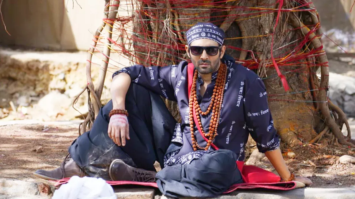 Bhool Bhulaiyaa 3 से सामने आया तृप्ति डिमरी का लुक, 'रुह बाबा' कार्तिक  आर्यन ने दिखाई चुड़ैल की पहली झलक! - Bhool Bhulaiyaa 3: Kartik Aaryan  shares photo with Tripti Dimri from shooting set