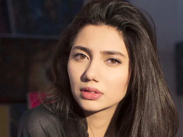 एक्ट्रेस माहिरा खान को पाकिस्तानी एक्टर ने जबरन किया Kiss | Mahira Khan's  fans blast Javed Sheikh for 'forcibly kissing' actress - Hindi Oneindia