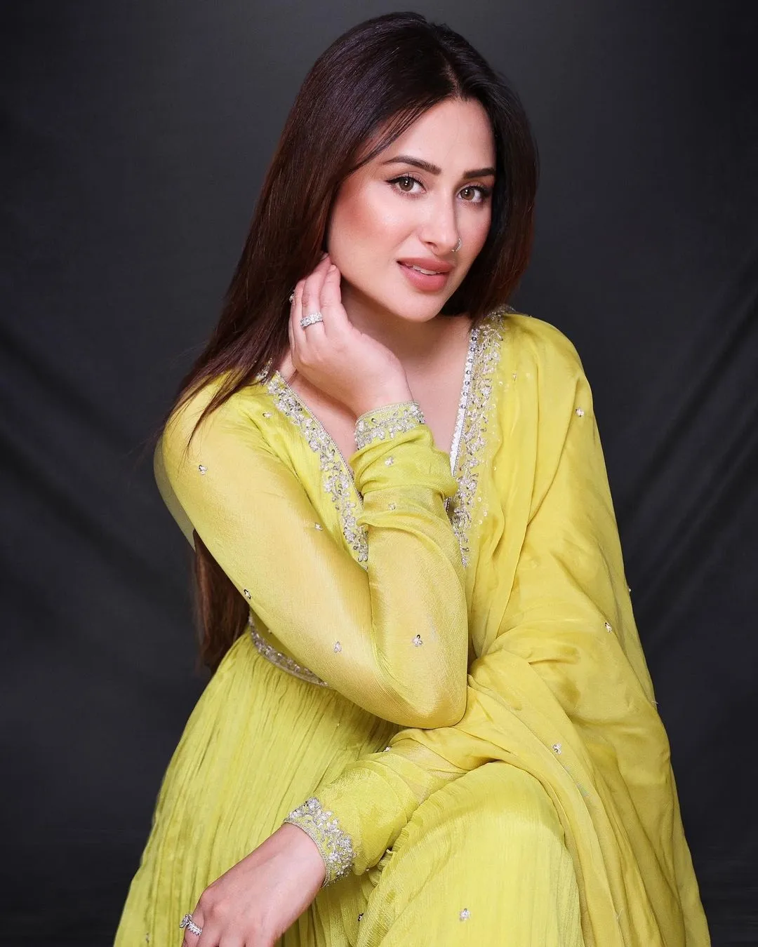 Mahira Sharma Photo : जुल्फें लहराते हुए कैमरे के सामने बेबाक हुईं माहिरा  शर्मा, अदाओं से लूटी महफिल - Amrit Vichar