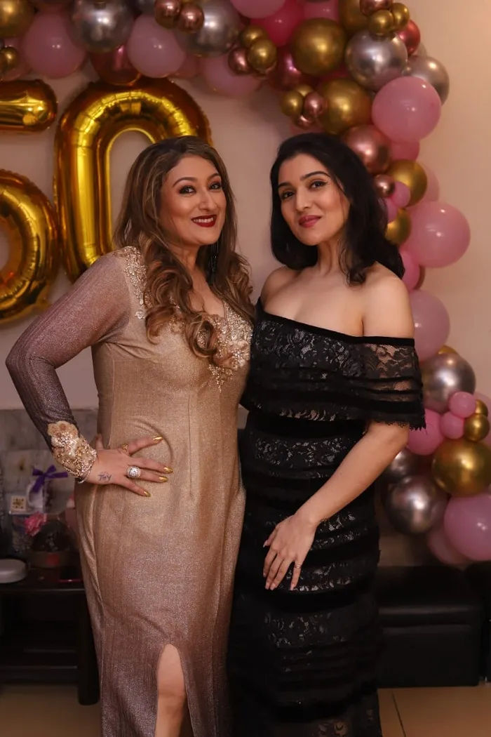 गोविंदा ने इस अंदाज में सेलिब्रेट किया पत्नी सुनीता आहूजा का 50वां बर्थडे,  सेलिब्रेशन की खूबसूरत तस्वीरें वायरल - govinda celebrate wife sunita ahuja  s 50th ...