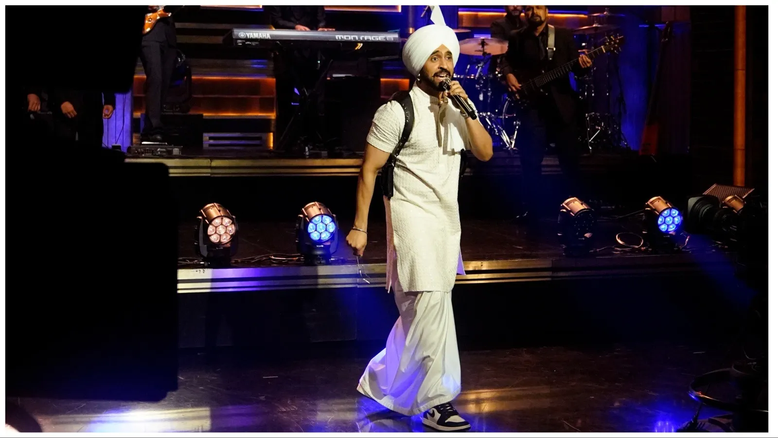 Fan sends legal notice to Diljit Dosanjh, accuses him of black marketing tickets - fan sent legal notice to Diljit Dosanjh-mobile