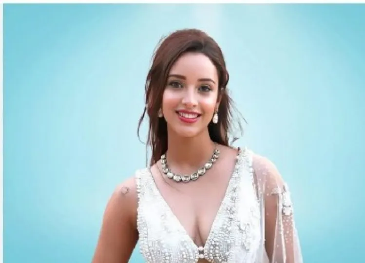 Tripti Dimri has left all Bollywood actresses behind in this matter|  entertainment News in Hindi | Tripti Dimri ने इस मामले में सभी बॉलीवुड  अभिनेत्रियों को छोड़ा पीछे, प्राप्त किया पहला स्थान