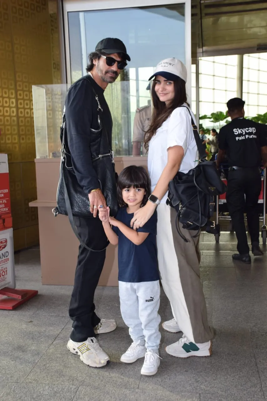 Arjun Rampal along with his family Arik Rampal gabriella demetriades  clicked at the airport | Taimur और Abram की क्यूटनेस को टक्कर देते दिखे  अर्जुन रामपाल के लाडले, पिता की तरह हेयरस्टाइल