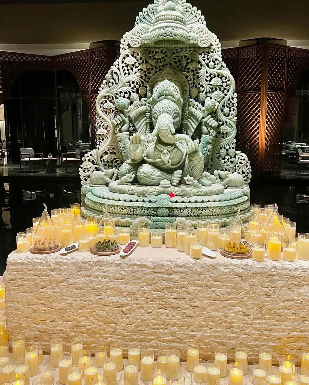 Apart from this, a big statue of Ganpati Bappa was also seen in the party. These pictures are now viral on the internet.