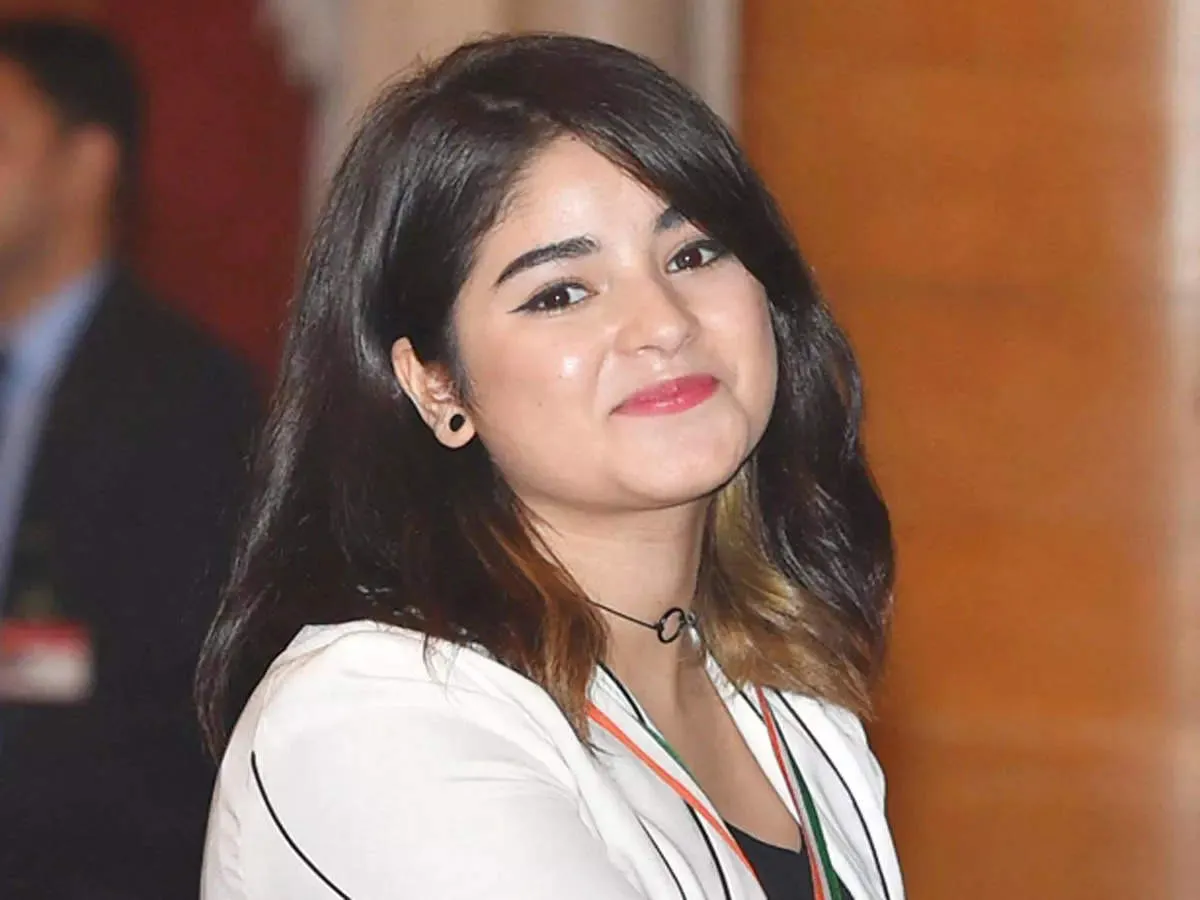 dangal actress zaira wasim shares her first photo two years after quitting  acting and showbiz industry- Zaira Wasim ने ऐक्टिंग छोड़ने के 2 साल बाद  शेयर की अपनी तस्वीर, फैन्स ने यूं