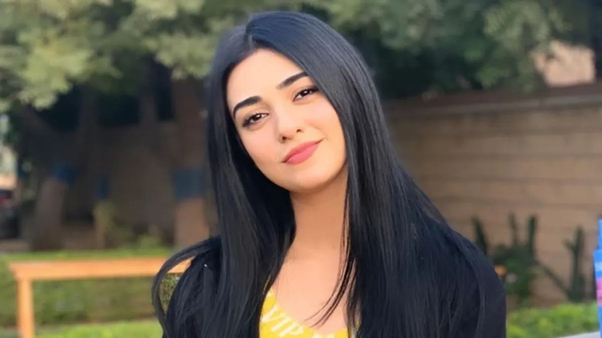 Actor Sarah Khan 