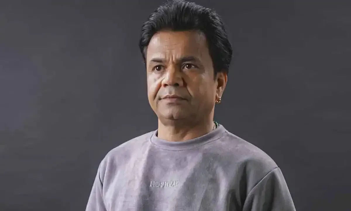 Rajpal Yadav apologizes after snatching journalist's phone over Diwali firecracker query - Life & Style - Aaj English TV
