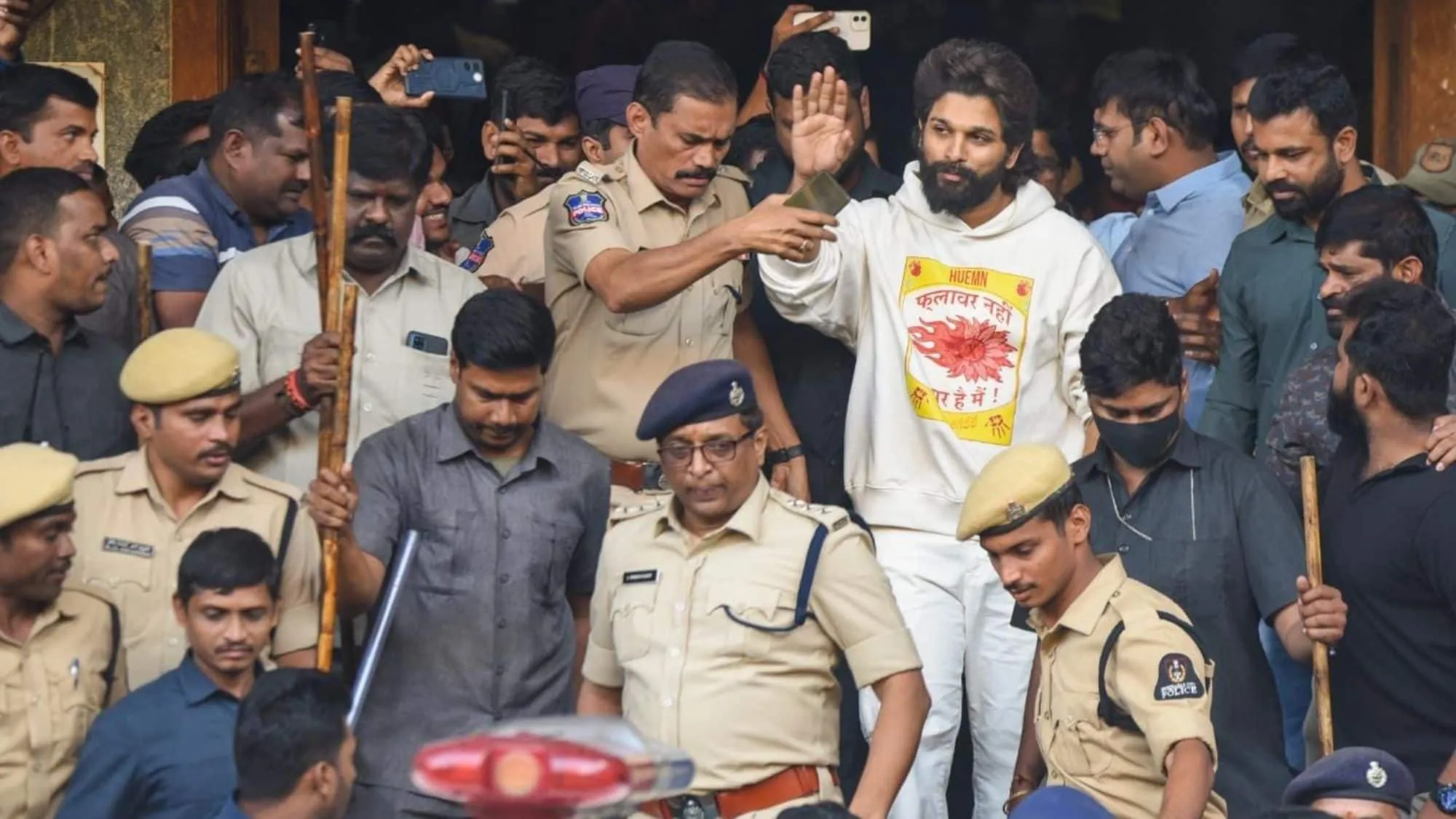 Allu Arjun Arrest: मृतक महिला का पति केस वापस लेने को तैयार, कहा- अल्लू  अर्जुन का भगदड़ से कोई लेना-देना नहीं - allu arjun arrest husband of  deceased woman ready to withdraw