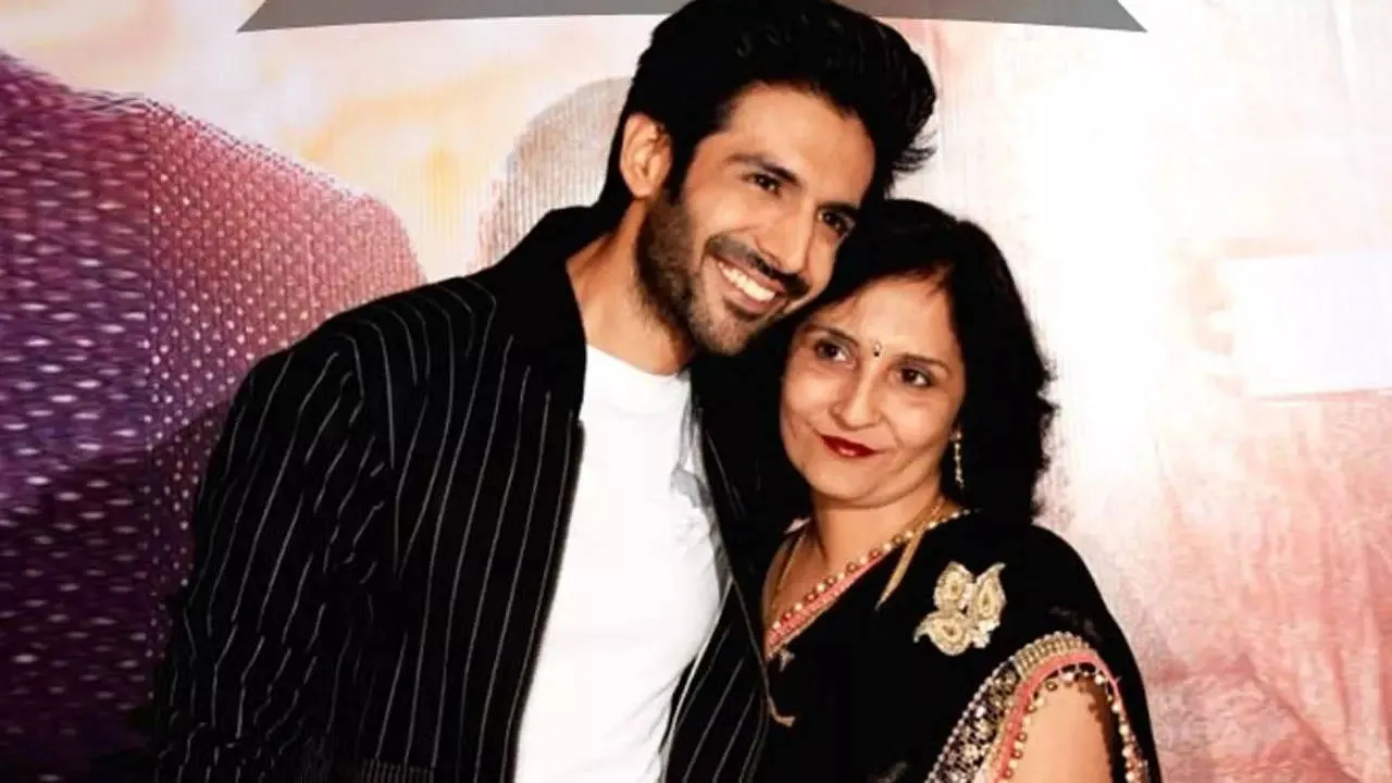 Kartik Aaryan opens up about his mother Mala Tiwari cancer battle- Kartik  Aaryan की मां ने कैंसर से जीती जंग, एक्टर ने बताया कैसा हो गया था घर का हाल  | बॉलीवुड