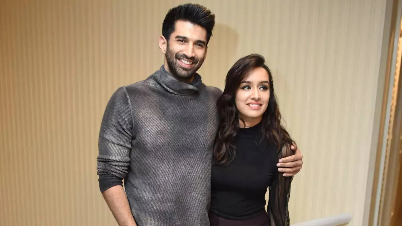 Aditya Roy Kapur papped leaving Shraddha Kapoor's residence late at night |  - Times of India