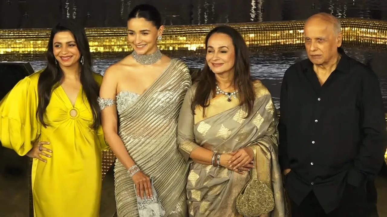 Alia Bhatt With Sister Shaheen Bhatt, Mom Soni Razdan And Dad Mahesh Bhatt  At NMACC Launch - YouTube