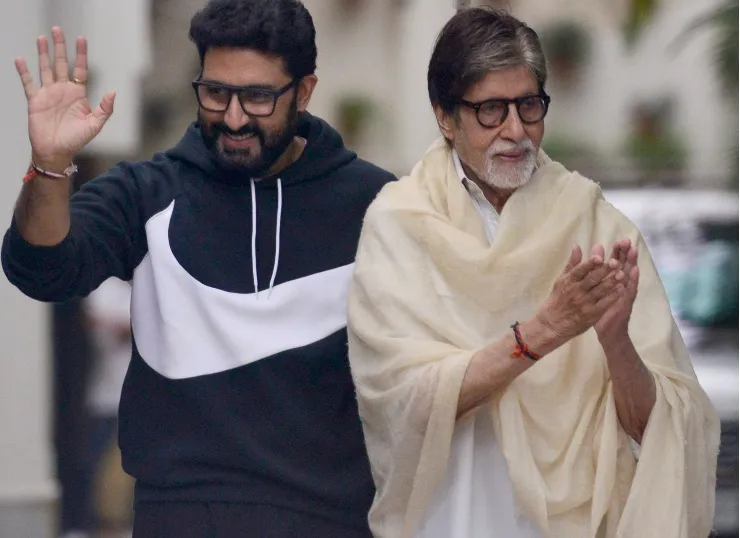 Amitabh Bachchan House Jalsa; Abhishek Bachchan Meet Fans Outside Bungalow  | बेटे अभिषेक के साथ फैंस से मिले अमिताभ बच्चन: जलसा के बाहर आए पिता- पुत्र  दोनों, हाथ जोड़कर ...