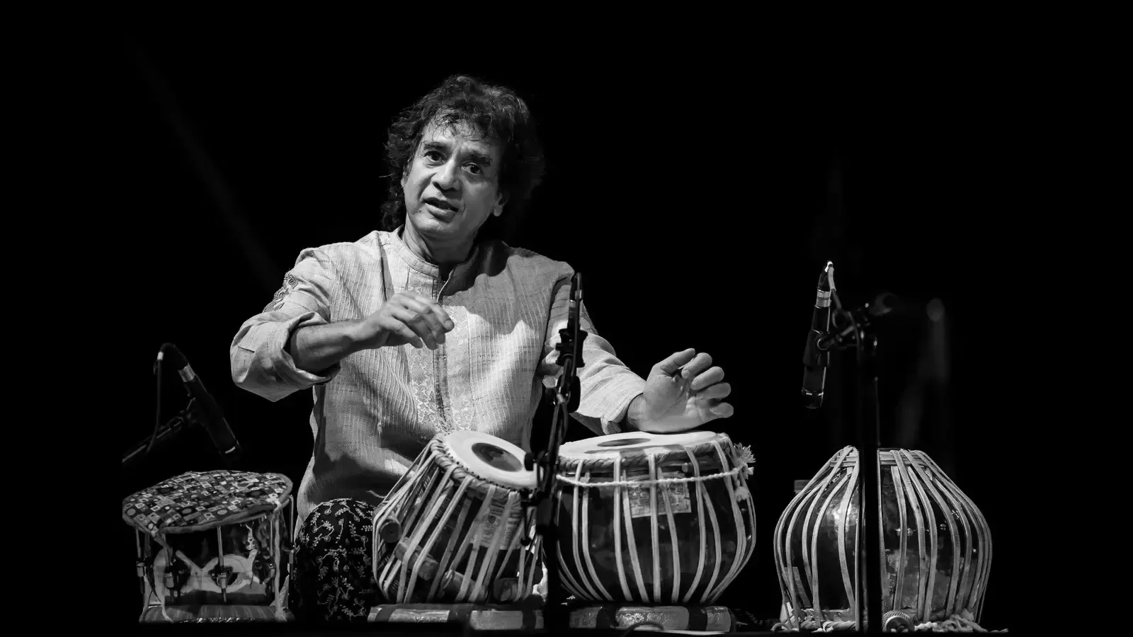 Ustad Zakir Hussain Journey Explained; Family, Awards | Albums | जाकिर हुसैन  को पंडित रविशंकर ने उस्ताद कहा था: अपना तबला खुद उठाते थे; सबसे कम उम्र में  पद्मश्री मिला, एक ...