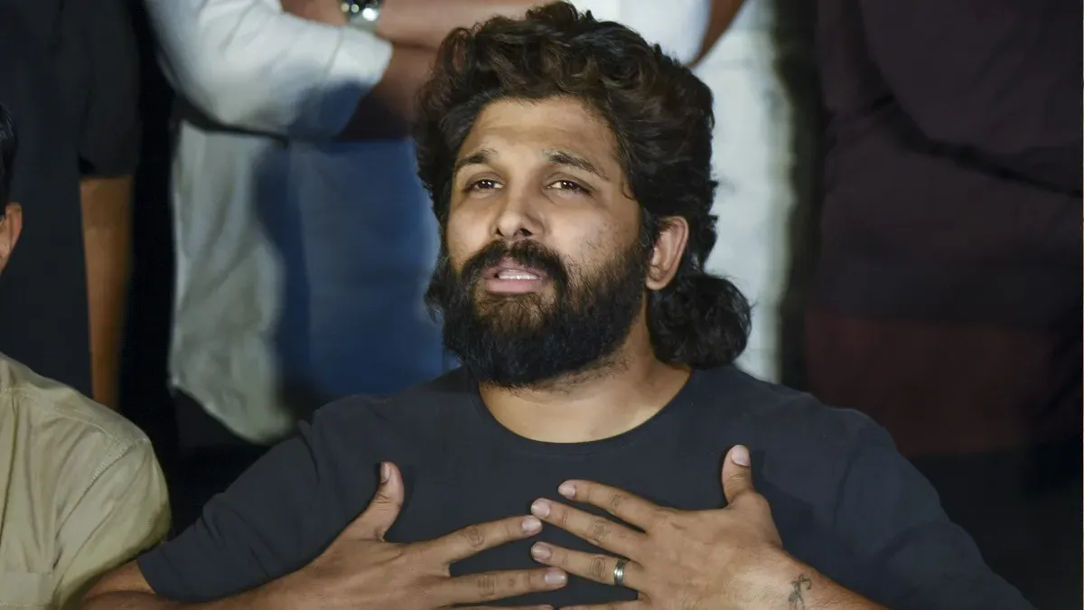Allu Arjun: अल्लू अर्जुन के घर के बाहर पत्थरबाजी-तोड़फोड़, पुलिस ने बढ़ाई  सुरक्षा, 8 लोगों को पकड़ा | Allu Arjun house vandalised and stone-pelting  by Osmania University panel members ...