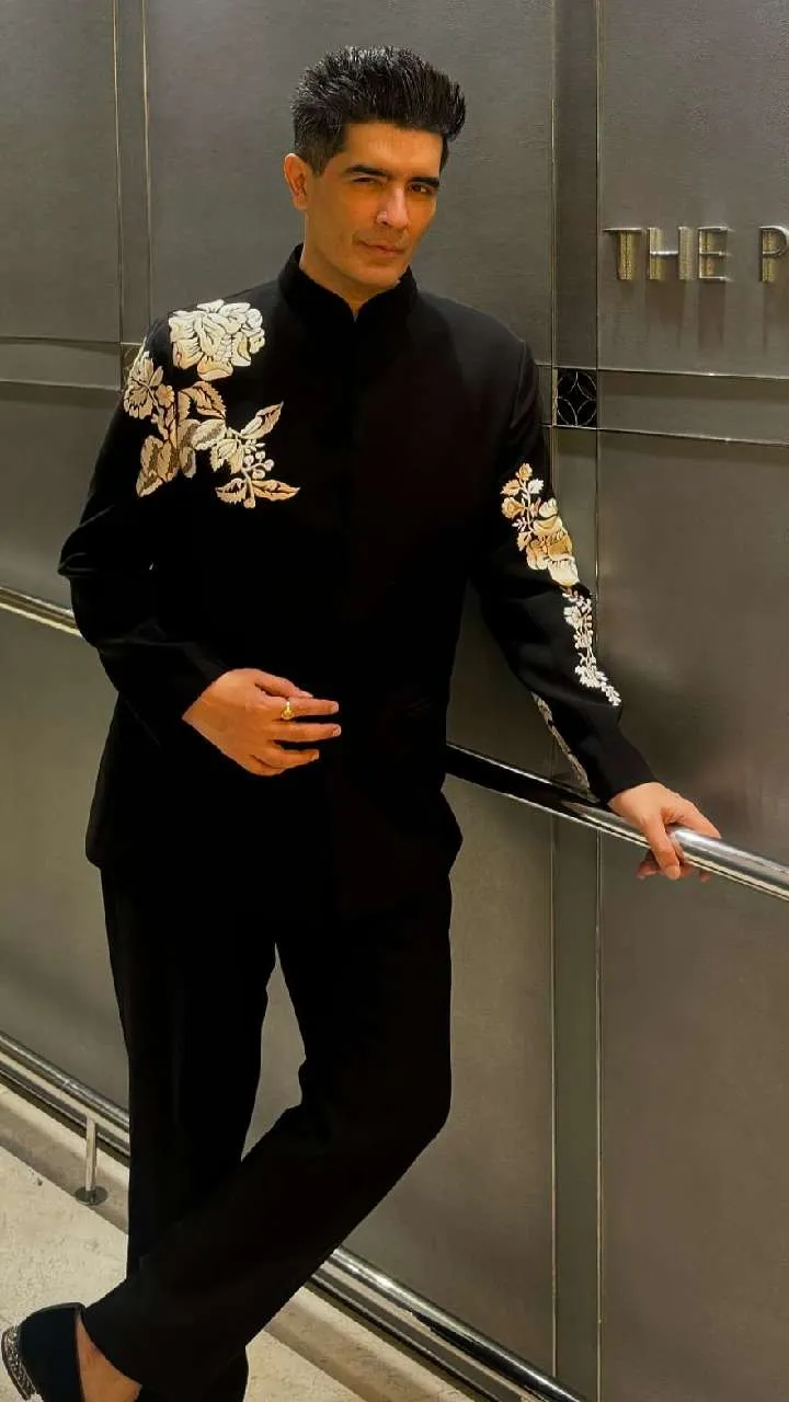 Manish Malhotra is a big name in the fashion world, see his amazing outfits