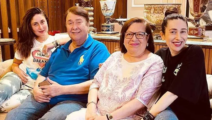 Kareena Kapoor Khan huddles up with dad Randhir Kapoor, mom Babita, sis  Karisma for a cutesy family photo