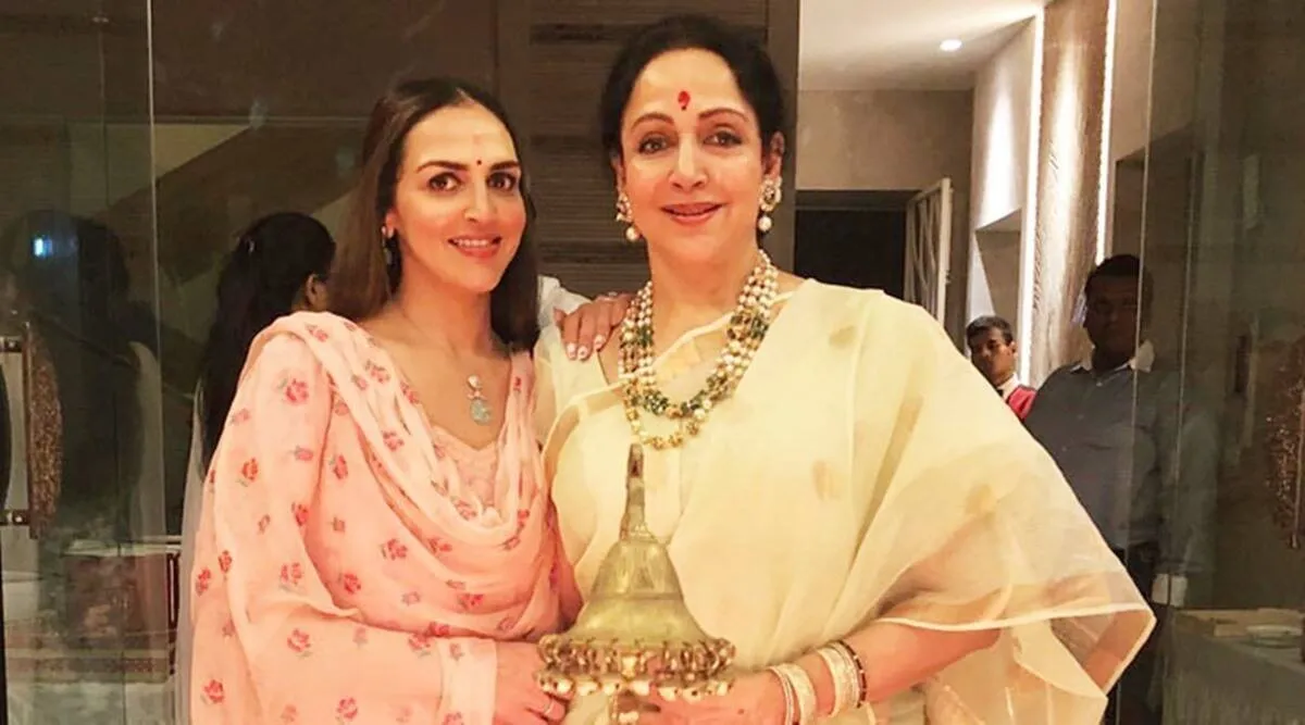 Hema Malini And Dharmendra Daughter Esha Deol Travelled In Rikshaw And  Train Actress Reveals Reason Inside - हेमा मालिनी और धर्मेंद्र की बेटी होने  के बाद भी ईशा देओल करती थीं रिक्शे