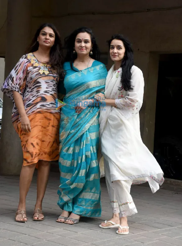 Photos: Shraddha Kapoor, Padmini Kolhapure and Tejaswini Kolhapure snapped  in Juhu | Parties & Events - Bollywood Hungama