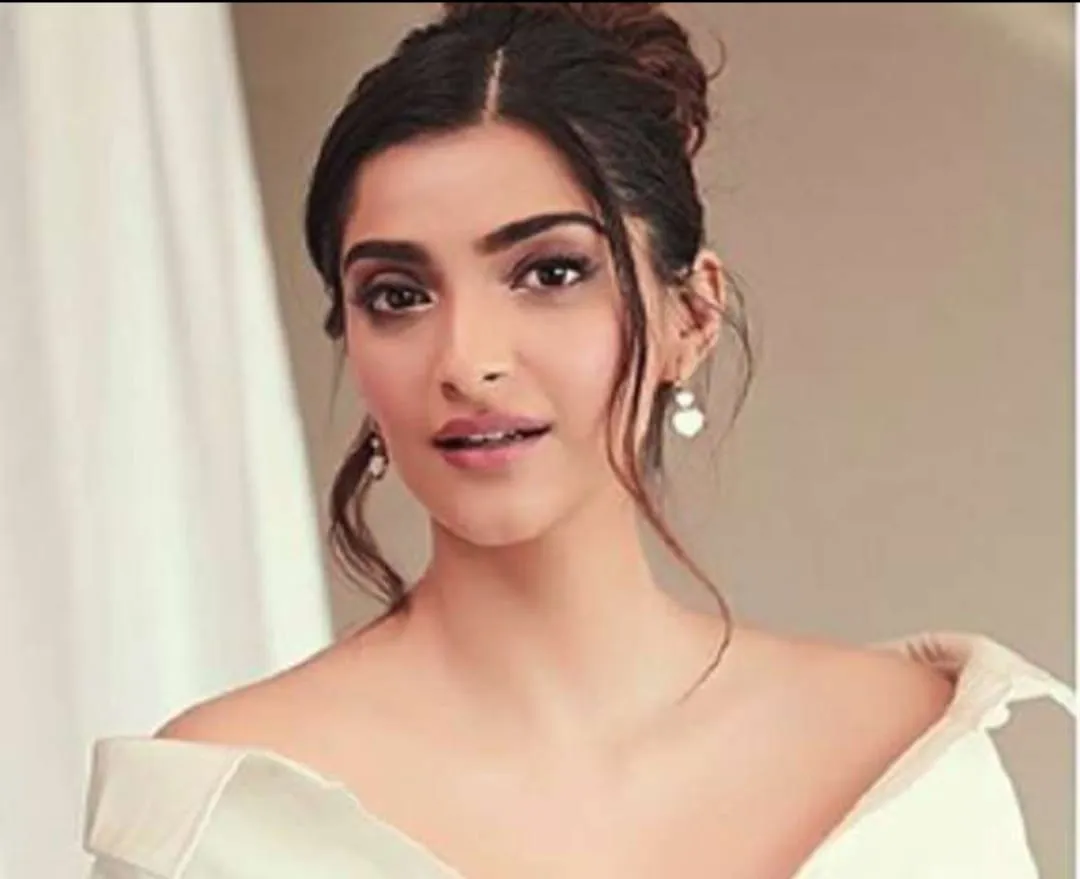सोशल मीडिया यूजर्स को नहीं भाया Sonam Kapoor का ये बर्ताव, जमकर सुनाई  खरी-खोटी । Social media users did not like this behavior of Sonam Kapoor,  heard fiercely । Bollywood