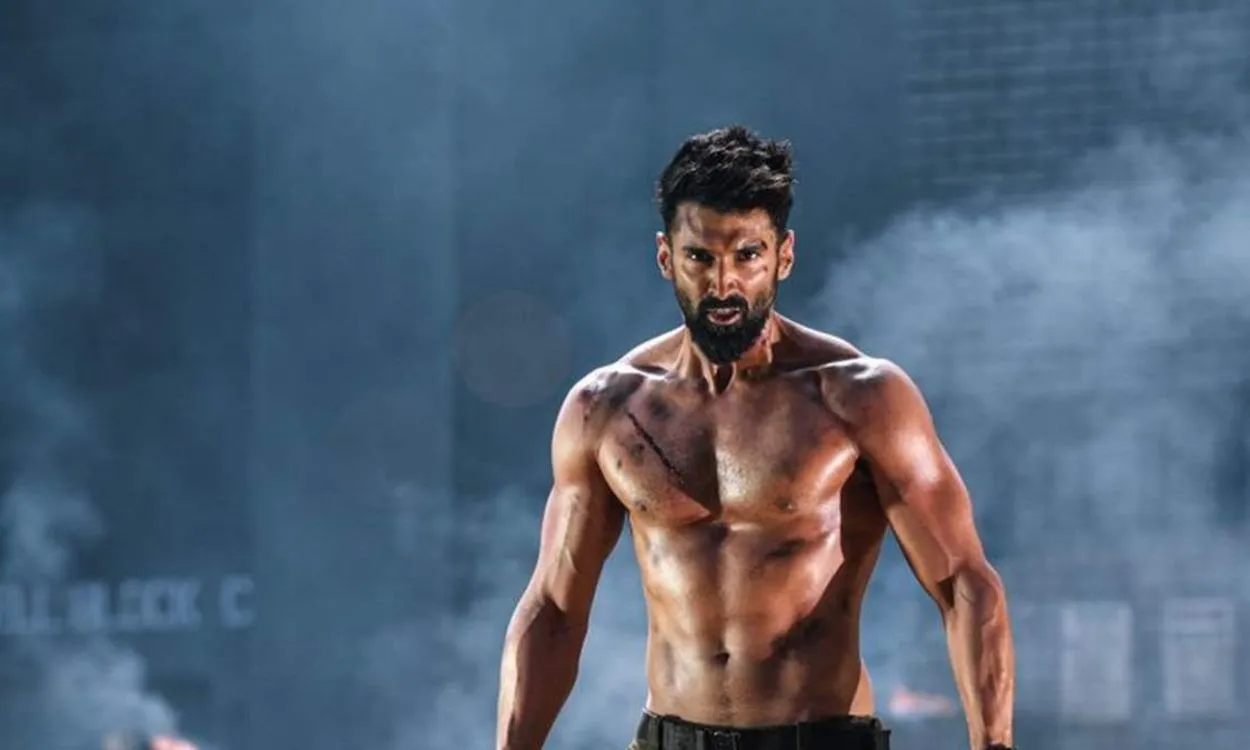 What workout and diet plans does Aditya Roy Kapur follow? - FITPAA