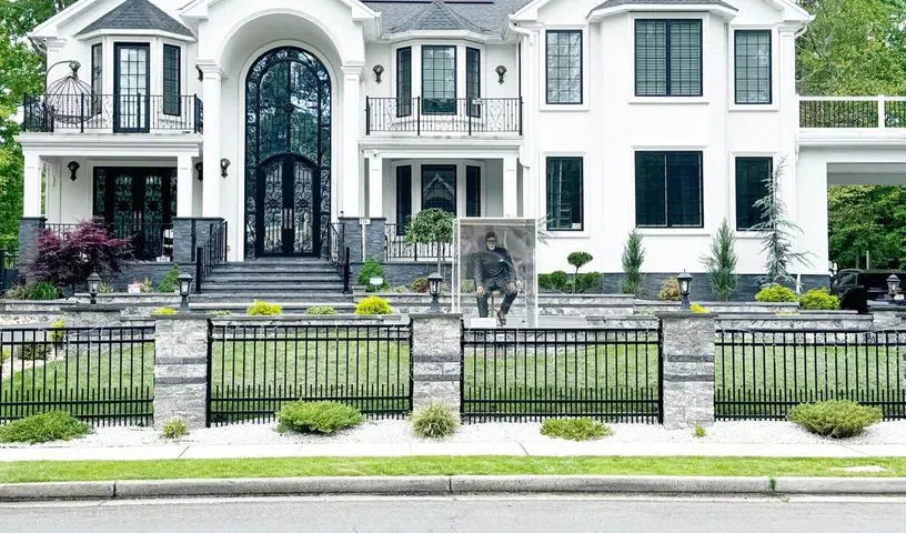 Google lists Big B&rsquo;s statue outside New Jersey residence &lsquo;tourist attraction&rsquo;