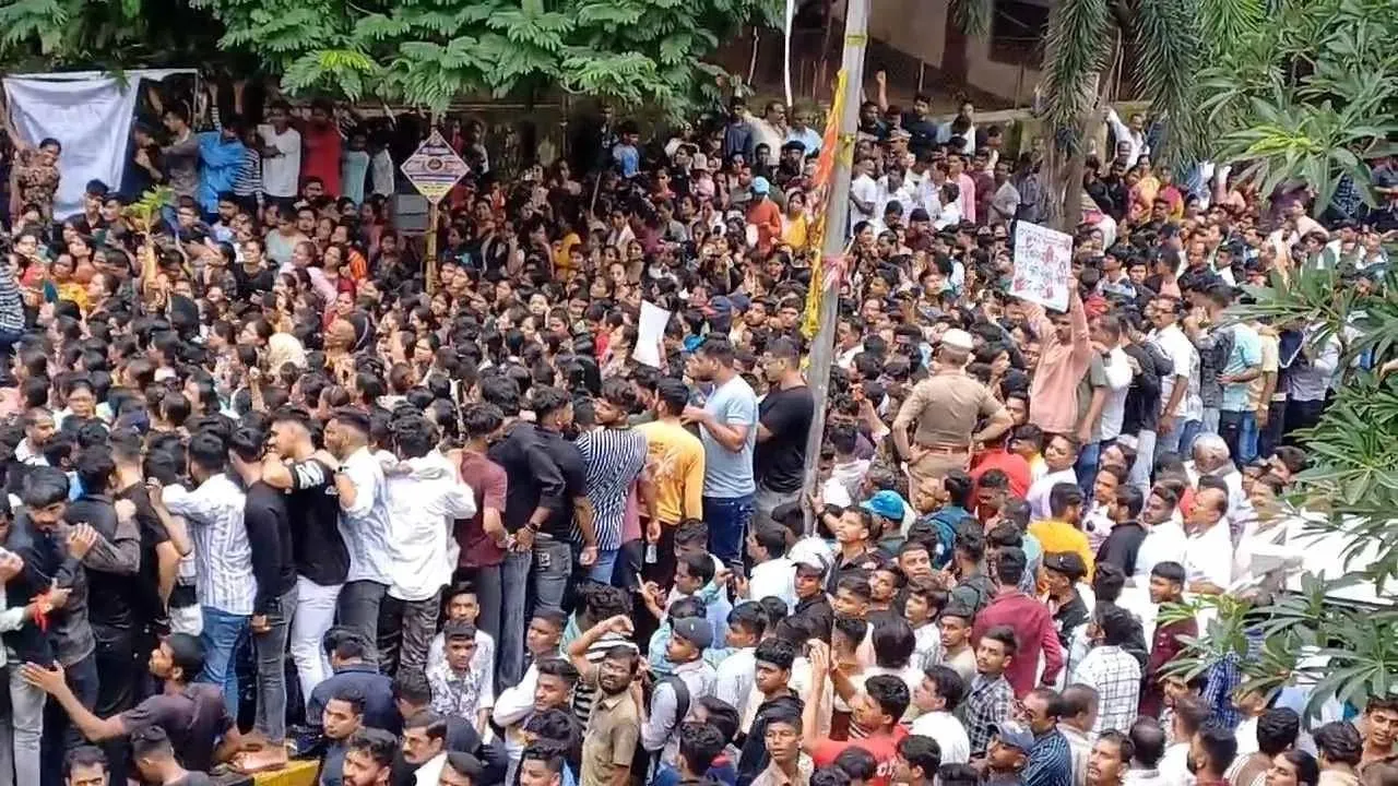 Maharashtra: Violent protests in Badlapur after sexual abuse of girl students in school, people came on tracks... trains stopped; local trains halted for 3 hours | Thane Sexual ...