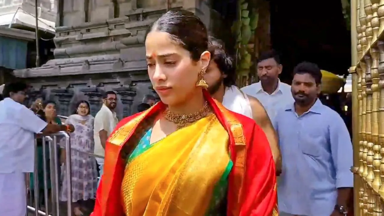 Sridevi Birth Anniversary: मां श्रीदेवी की बर्थ एनिवर्सरी पर तिरुपति बालाजी  मंदिर पहुंचीं जान्हवी कपूर, बॉयफ्रेंड के साथ माथा टेका | Janhvi Kapoor With  shikhar ...