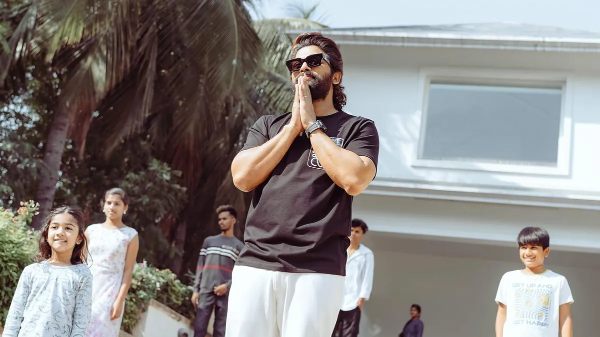 Allu Arjun ने थिएटर हादसे में महिला की मौत पर जताया दुख, परिवार को दिए 25  लाख, बोले- 'हर जरूरत का रखेंगे ध्यान' (Watch Video) | 🎥 LatestLY हिन्दी