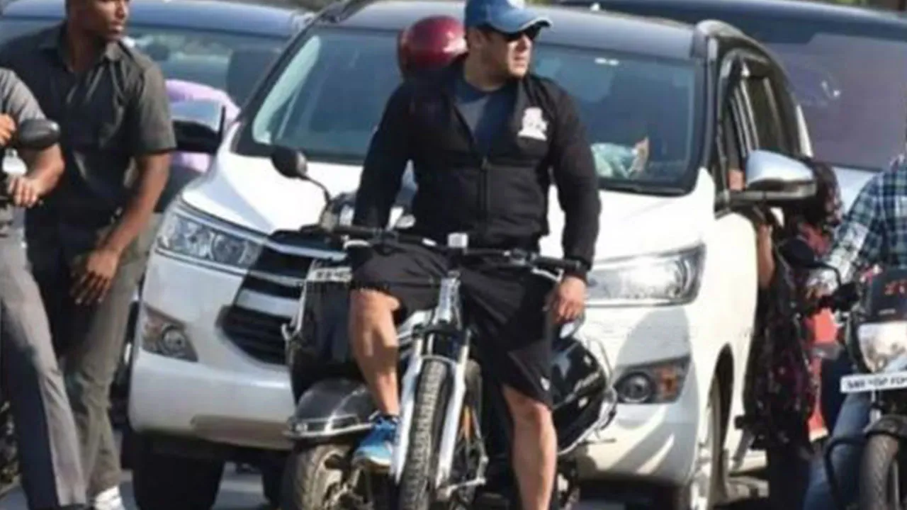 Salman Khan Snatches Phone From A Fan