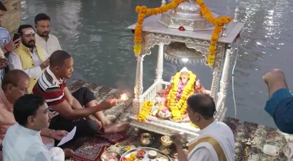Will Smith Performs Pooja In Haridwar, Attends Ganga Aarti