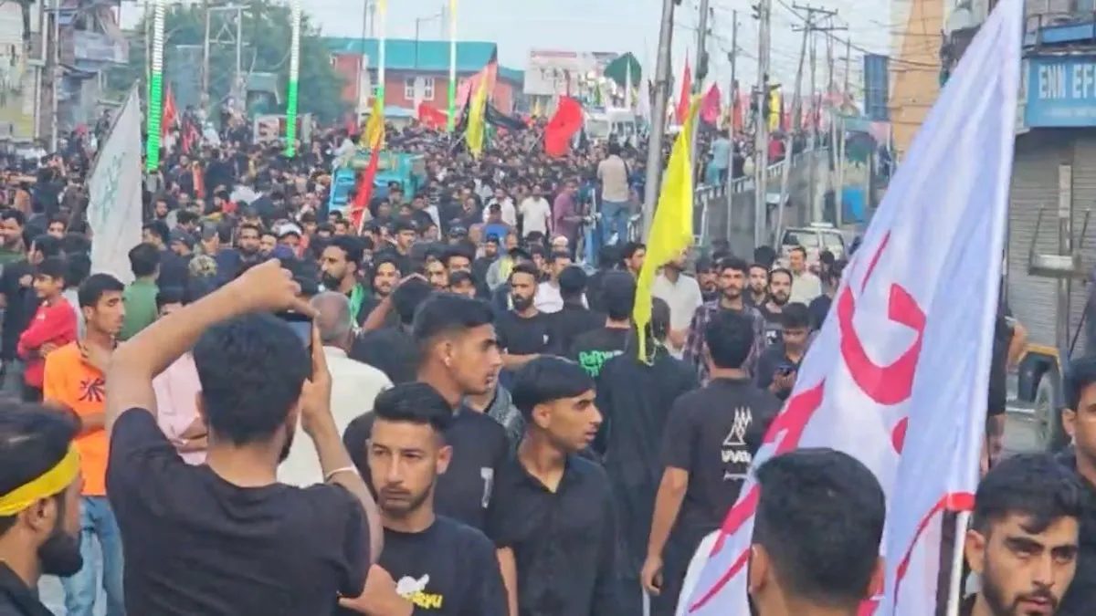 After 34 years, J&K Govt has permitted the 8th Muharram  procession in Srinagar on its traditional route from Gurubazar to Dalgate via MA Road