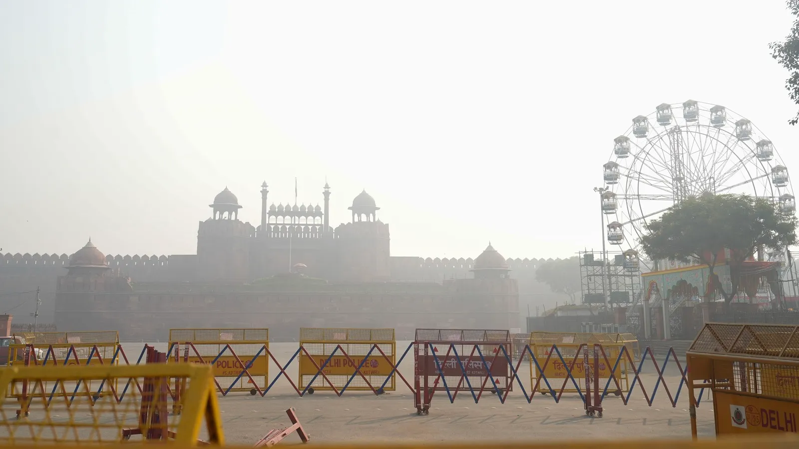 Red Fort engulfed in smog, in New Delhi