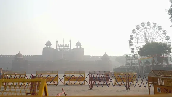 Red Fort engulfed in smog, in New Delhi