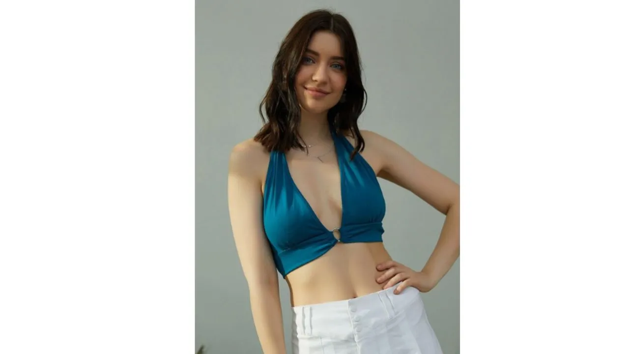 Berrylush Halter Neck Bralette Crop Top 